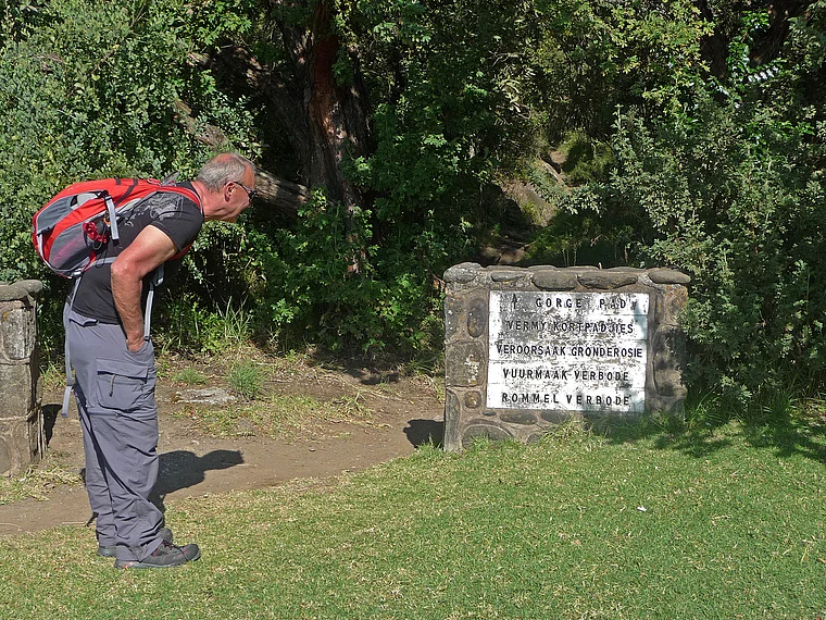  Südafrika Drakensberge Amphitheater Schild Rommel verbode