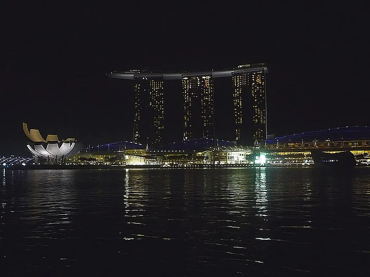 Marina Bay Sands in Singapur bei Nacht vom Wasser aus