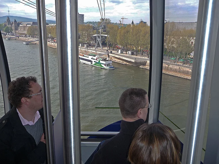 Koblenz Menschen in Seilbahn 
