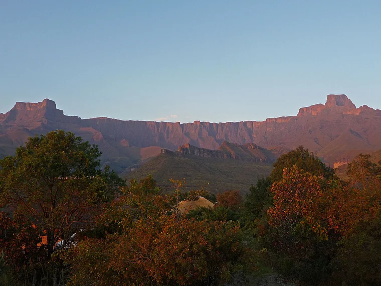  Südafrika Drakensberge Amphitheater Abendrot