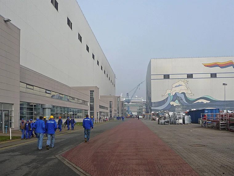 Papenburg Meyer Werft Gelände mit Beschäftigten