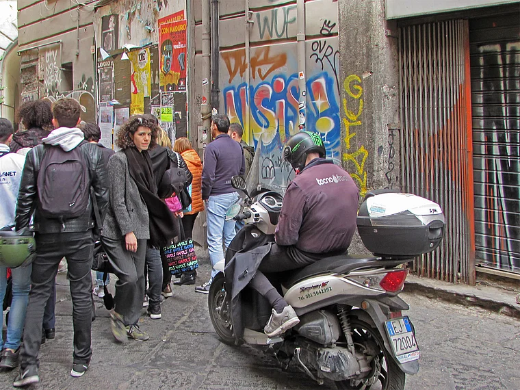 Neapel enge Gasse Fußgänger Motorroller