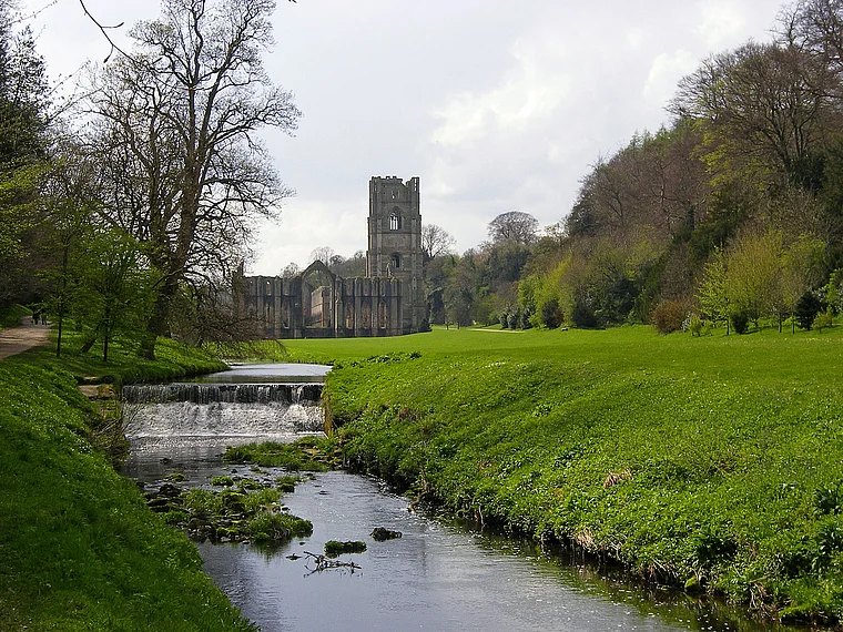 Yorkshire Fountains Abbey mit Fluss