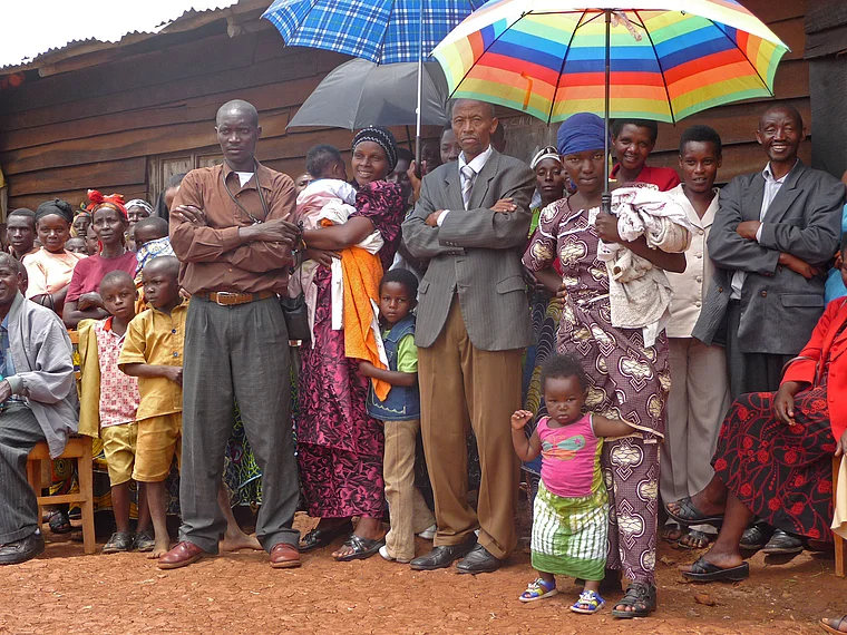 Ruanda Centre Scolaire Ntura Protestant Einweihung Schule Eltern und Geschwister