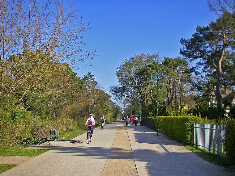 Usedom Heringsdorf Strandpromenade Radfahrer