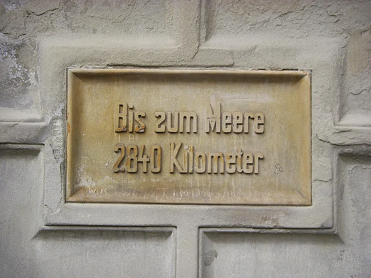 Donaueschingen Donauquelle Schild mit Entfernung zum Meer