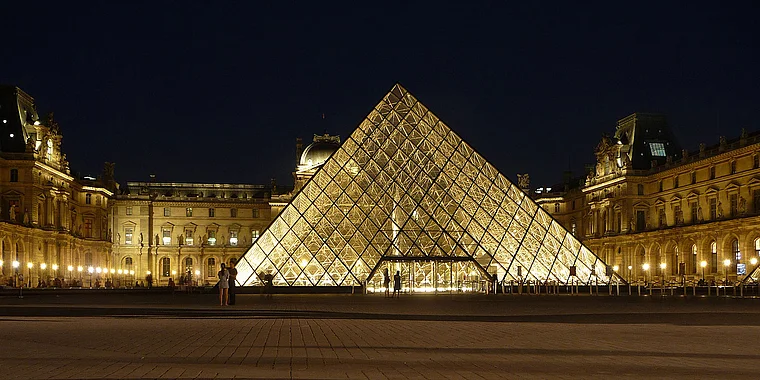 Paris Louvre Pyramide Nachtaufnahme