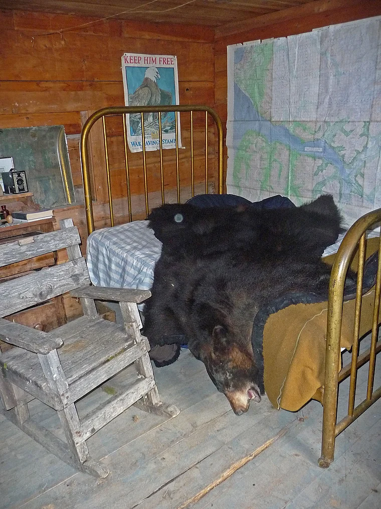 Alaska Crow Creek Mine Bett mit Bärenfell