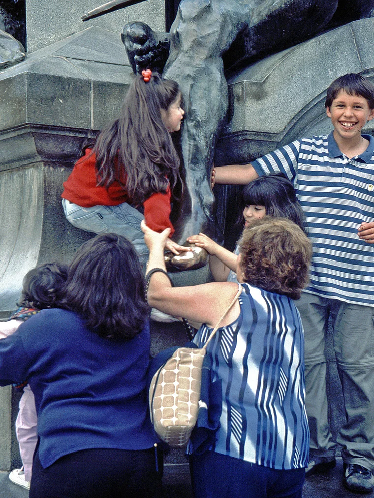 Chile Punta Arenas Wunschbrunnen mit Touristen