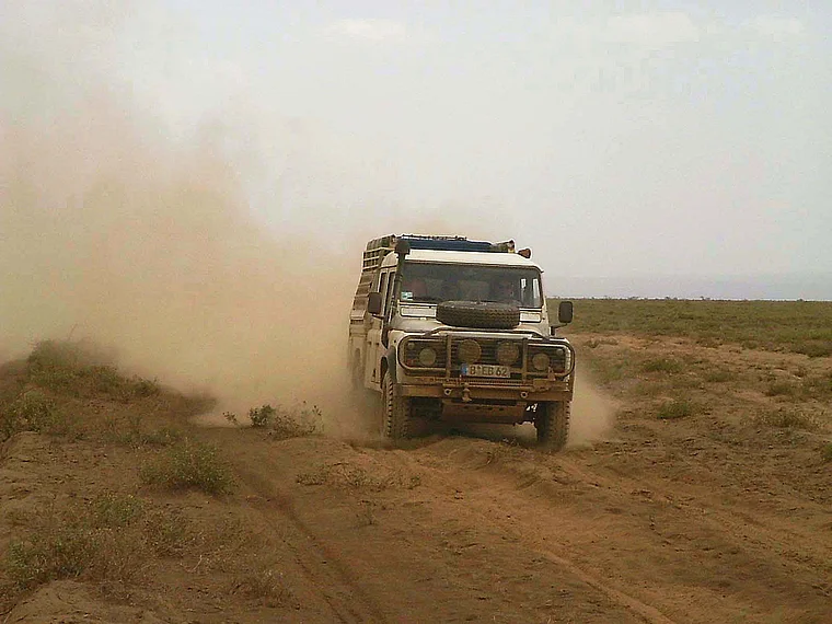 Tansania Landrover mit Staubwolke