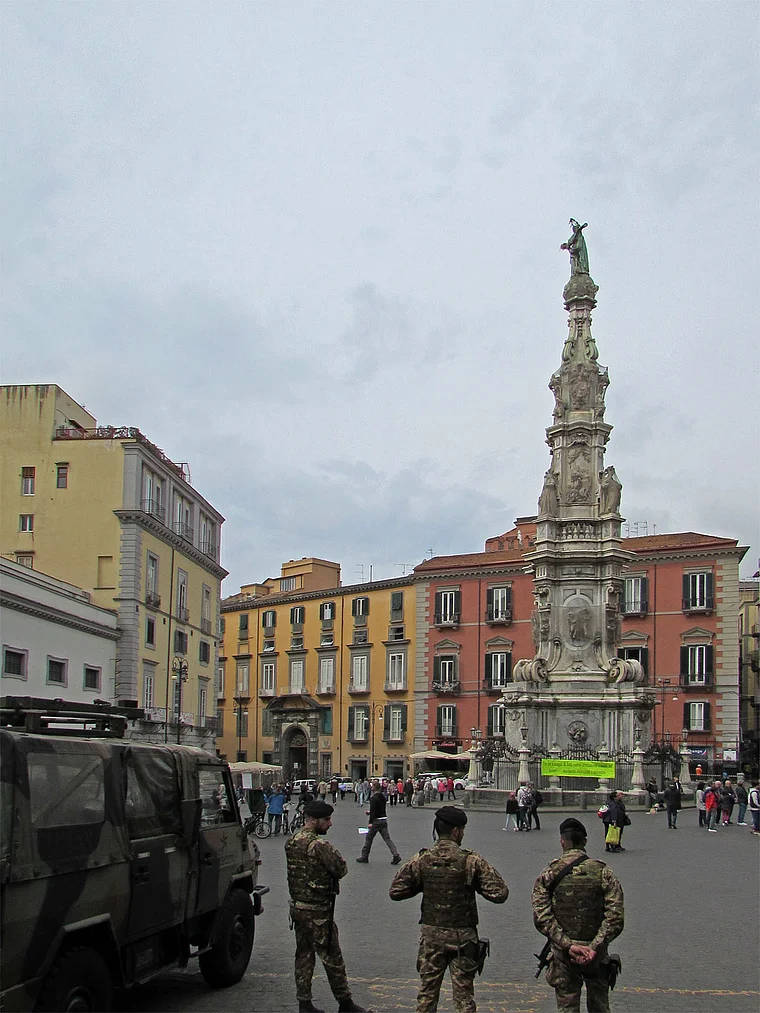 Neapel Piazza Gesu Nuovo Soldaten