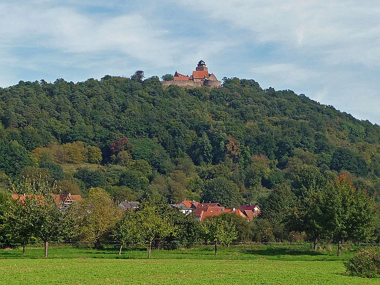 Breuberg Sandbach und Burg von fern