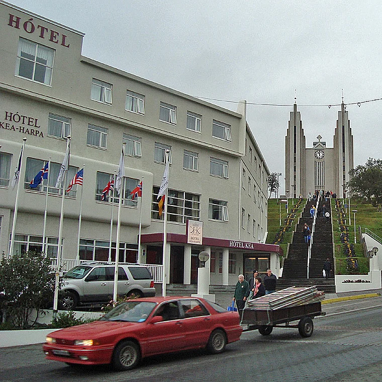 Hotel und Kirche in Akureyri auf Island