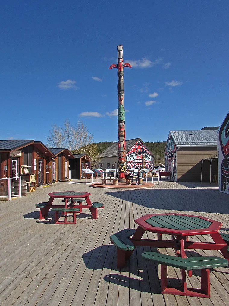 Yukon Carcross Visitor Center Totempfahl