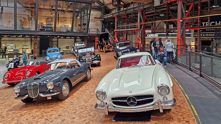 Dietzhölztal Automuseum innen Totale
