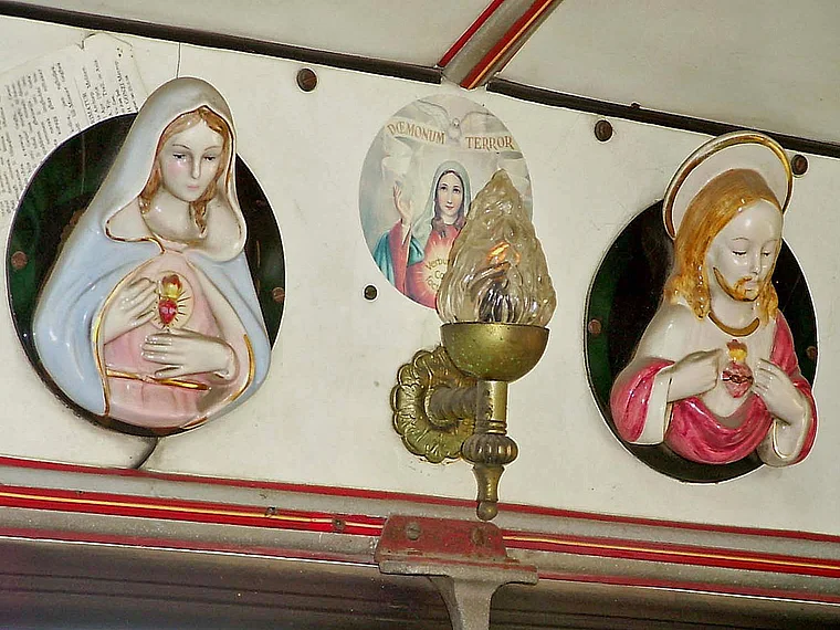 Malta Valletta Omnibus innen Heiligenfiguren