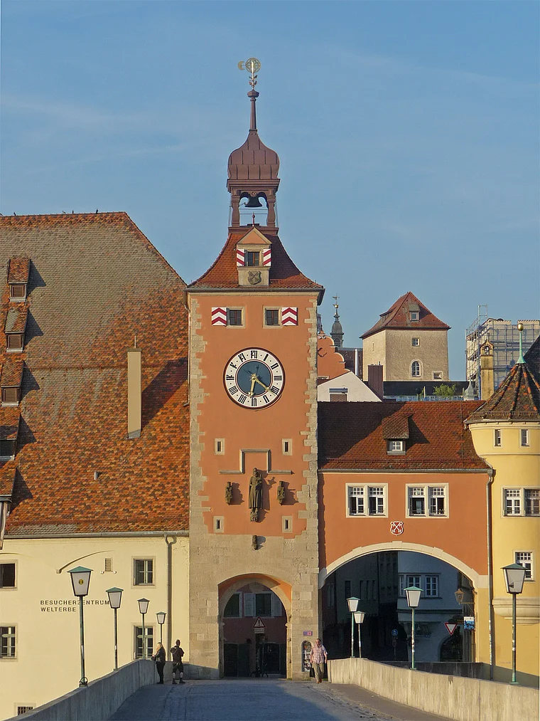 Regensburg Brückturm Morgenlicht