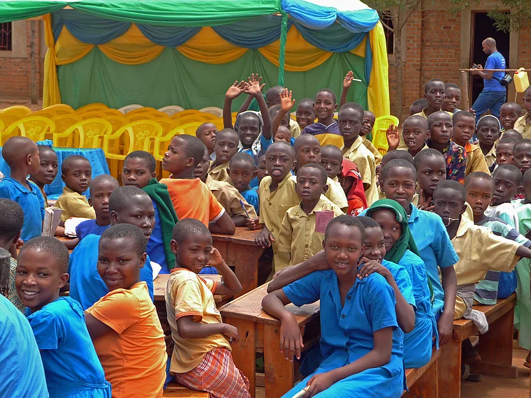 Ruanda Centre Scolaire Nyarusange Schüler in Schuluniformen sitzend