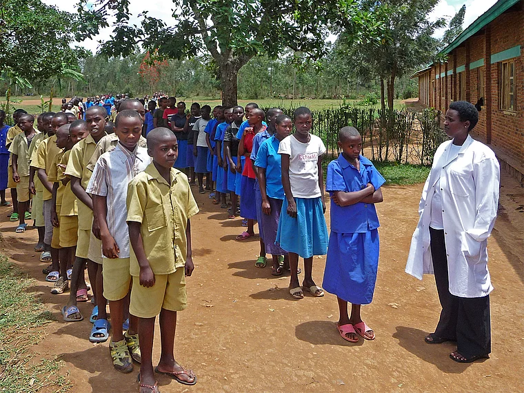 Ruanda Centre Scolaire Nyarusange Schüler treten in Reihe an