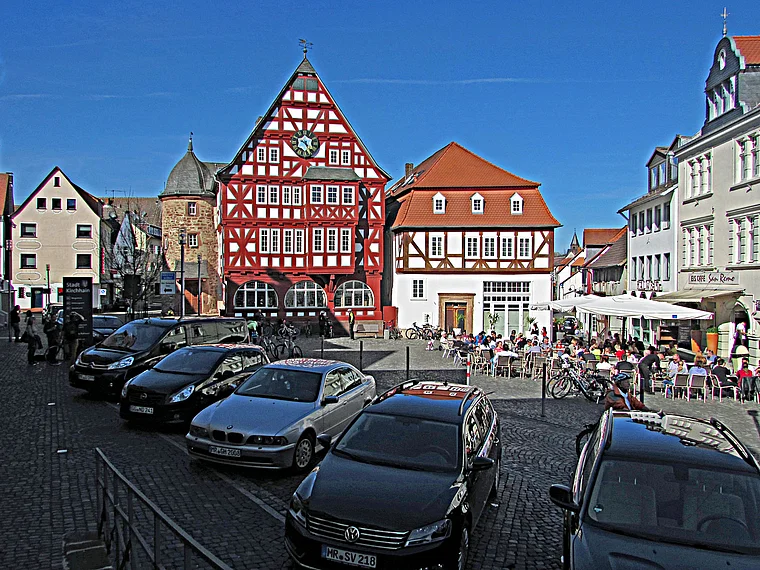 Kirchhain Marktplatz mit Rathaus