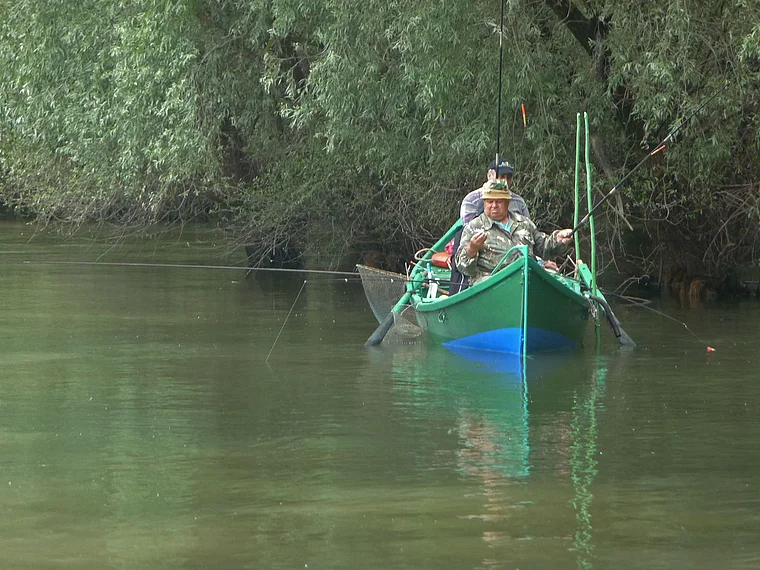 Rumänien Donau Delta 2 Fischer auf Boot