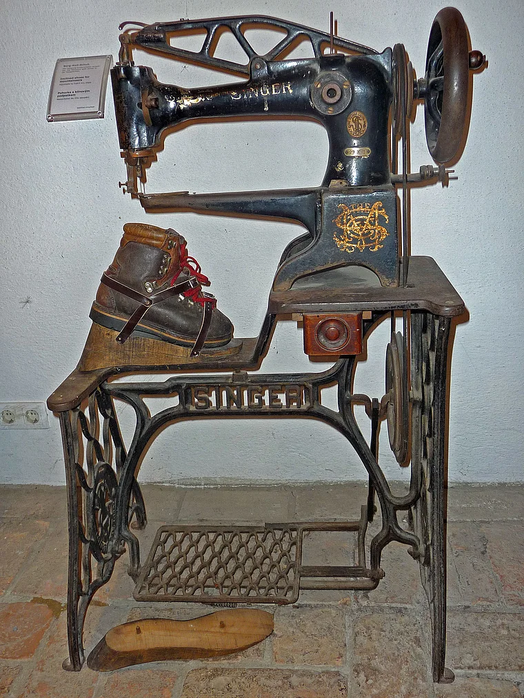 Weinviertel Herrnbaumgarten Nonseum Bergschuh mit Keil