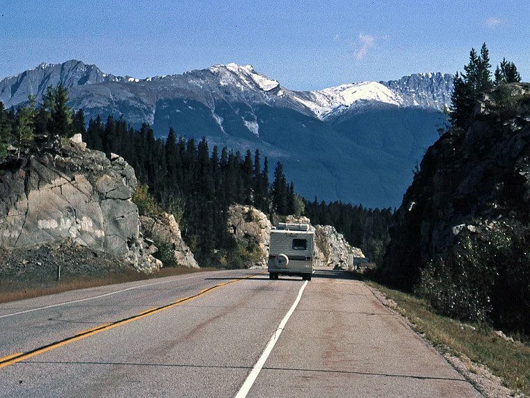 Alberta Icefields Parkway mit Wohnmobil