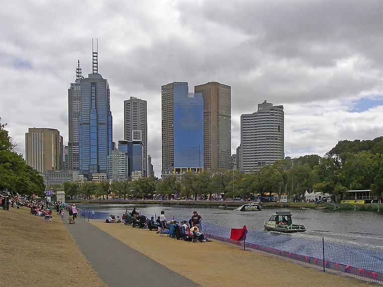 Melbourne Yarra River Skyline von fern
