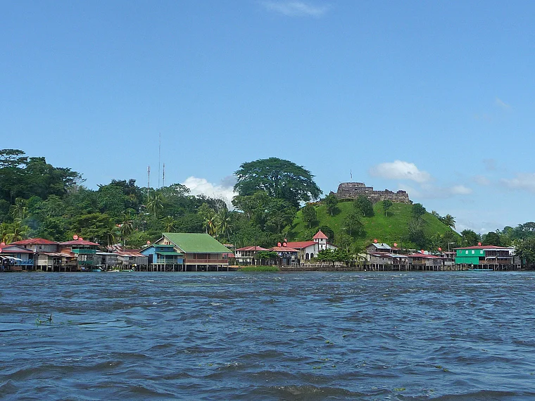 Nicaragua El Castillo von fern