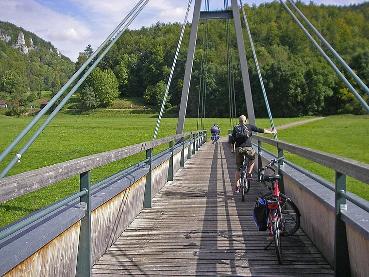Beuron Donau Radweg Brücke mit Radfahrer