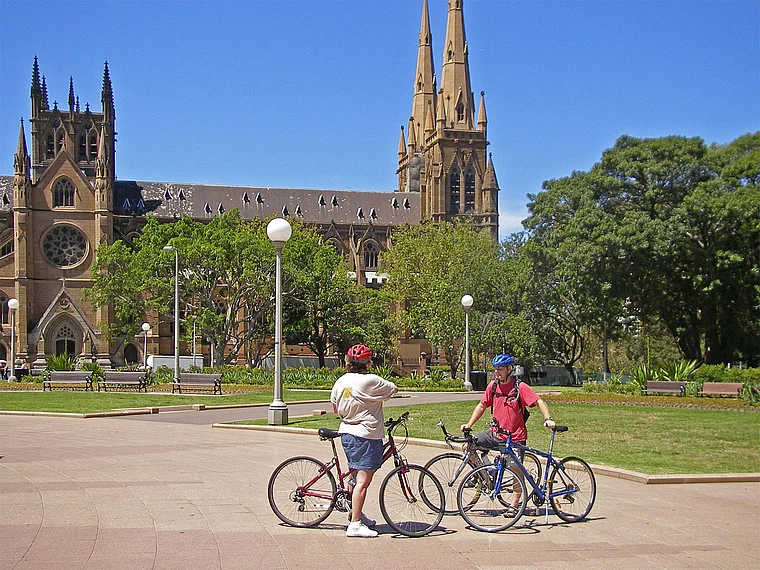 Sydney Kathedrale mit Radfahrern