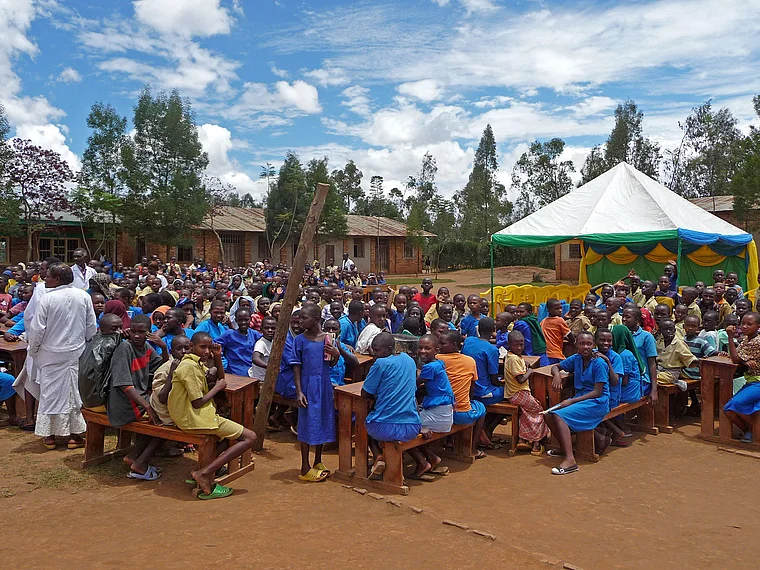 Ruanda Centre Scolaire Nyarusange Feier Schuleinweihung außen