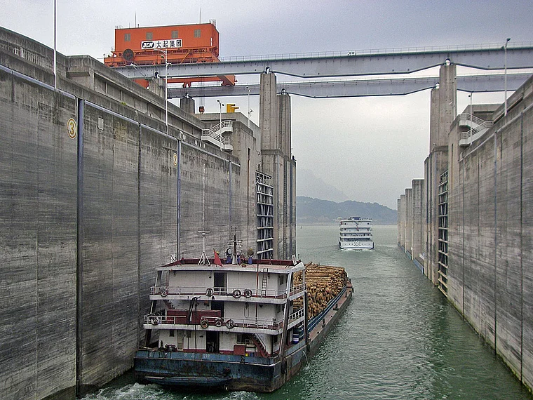 Jangtsekiang 3 Schluchten Staudamm Schleuse mit Schiff