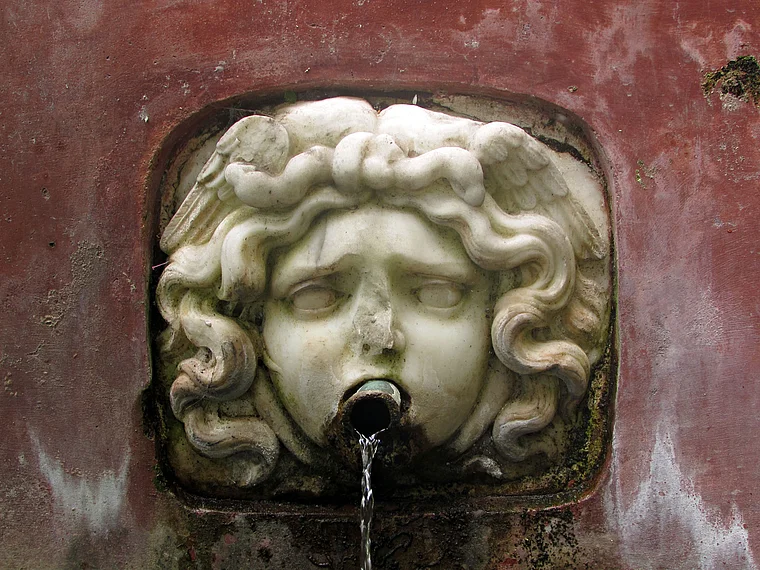 Salerno Giardino della Minerva Brunnen nah