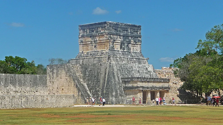 Mexiko Chichen Itza Ballspielplatz außen