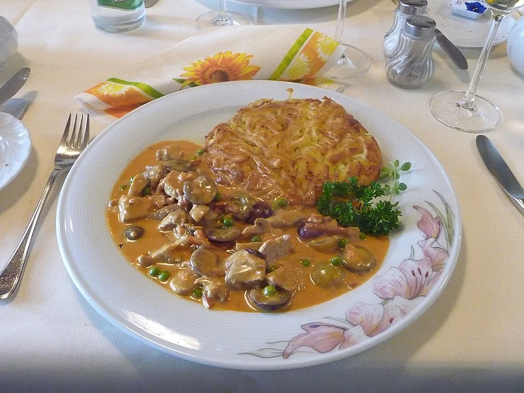 Thurgau Geschnetzeltes mit Rösti und Weintrauben