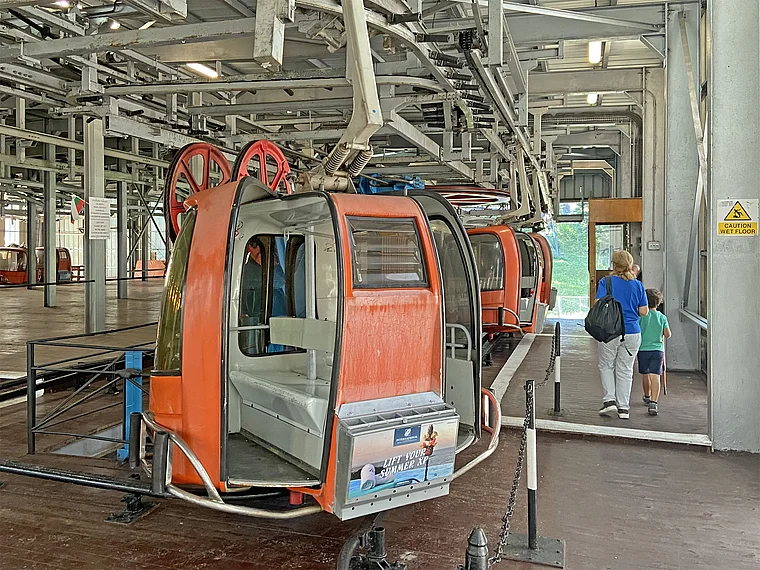 Bulgarien Seilbahn Jastrebez Bergstation innen