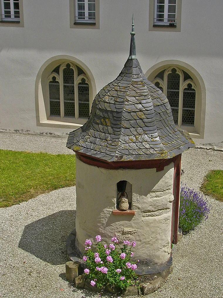 Ravengiersburg Hunsrückdom Innenhof mit Brunnen