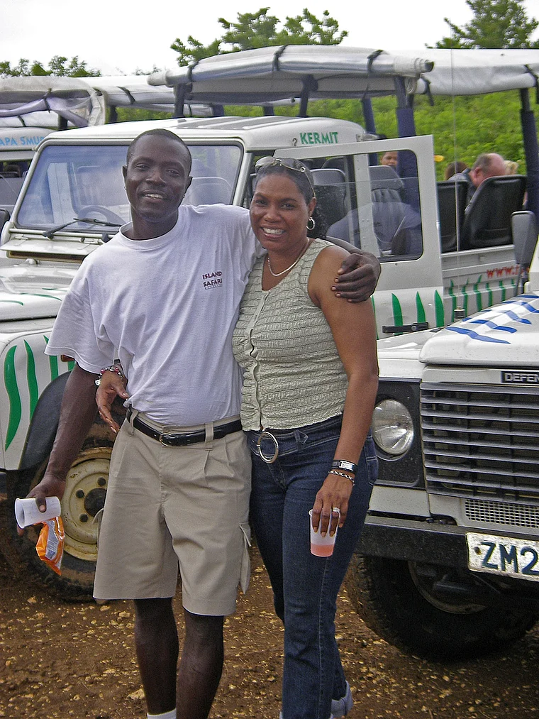 Barbados junges Paar vor Jeep