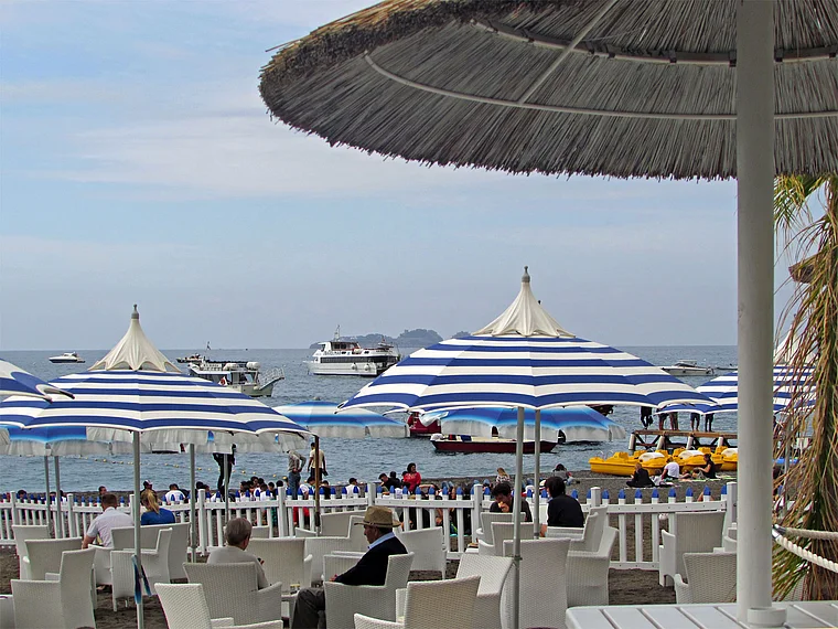 Positano Strand Sonnenschirme