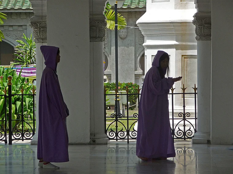 Penang George Town Kapitan Keling Moschee Besucherinnen mit Kapuzen