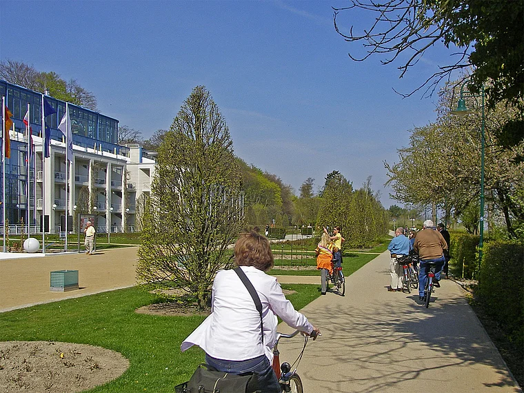 Usedom Bansin Uferpromenade Radfahrer