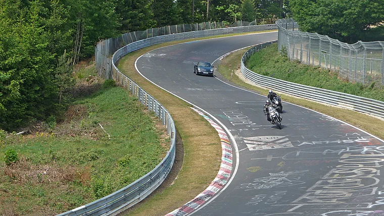 Nürburgring Nordschleife Brünnchen Motorräder und Porsche