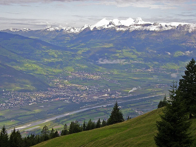 Liechtenstein Fürstensteig Aussicht auf Schweizer Alpen