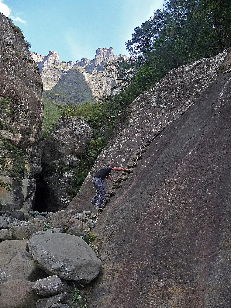 Südafrika Drakensberge Amphitheater Kletterleiter