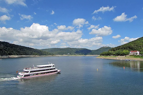 Edertal Edersee mit Schiff