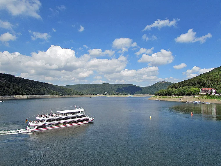 Edertal Edersee mit Schiff