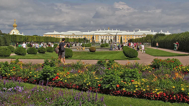 St. Petersburg Peterhof von fern