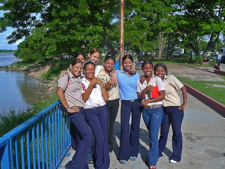 Venezuela Ciudad Bolivar Schülerinnen am Orinoco