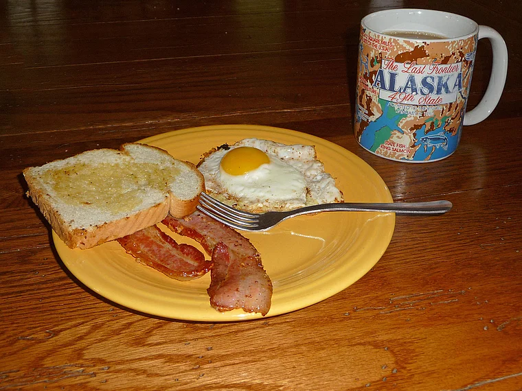 Alaska Alpine Creek Lodge Frühstück Speck und Spiegelei
